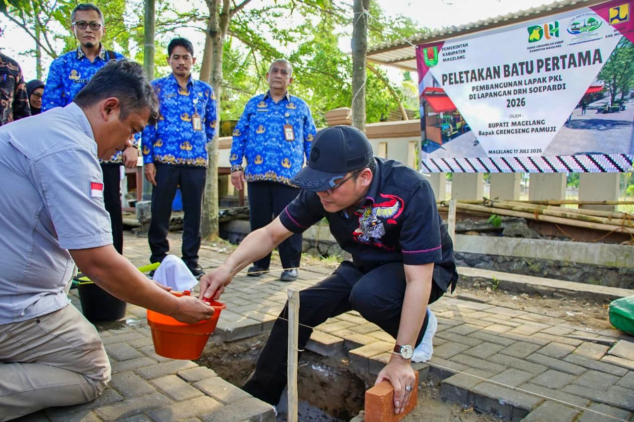 Bupati Magelang pelatakan batu pertama pembangunan lapak PKL di sekitar Lapangan drh. Soepardi Sawitan
