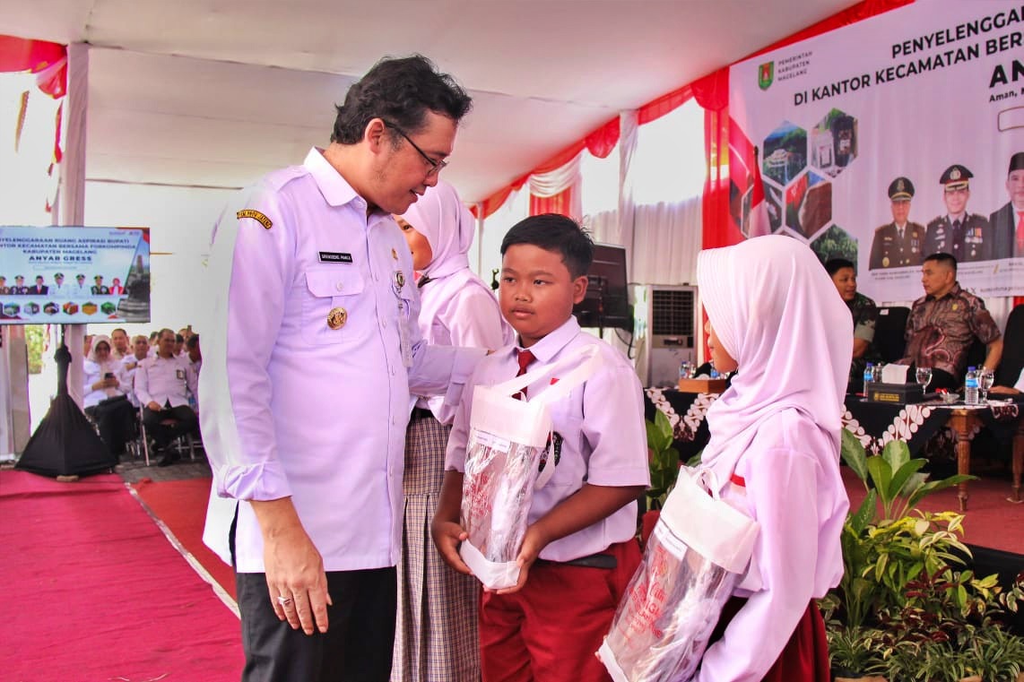 Bupati Magelang sedang bersama anak sekolah dasar atau SD