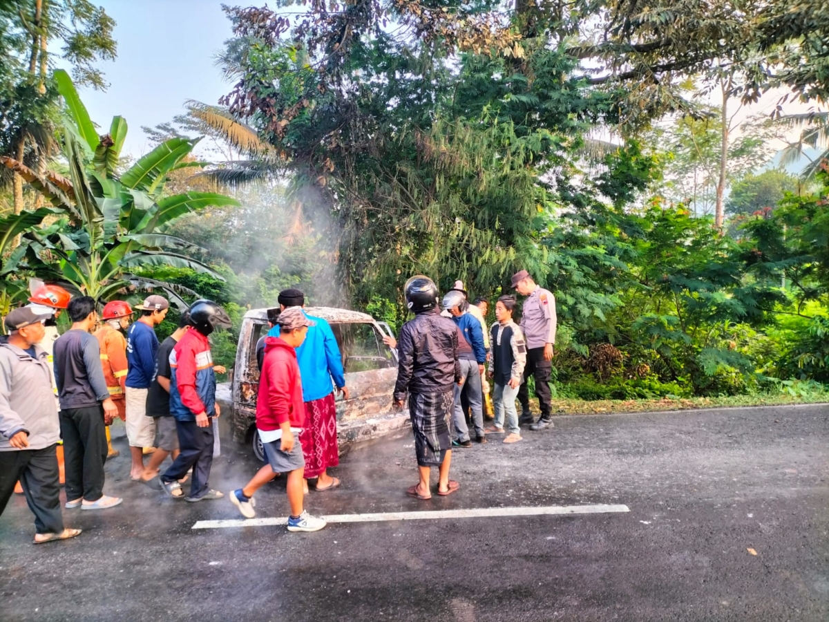 Mobil Terbakar Di Pakis Magelang (6/7/2026) _Foto Polsek Pakis