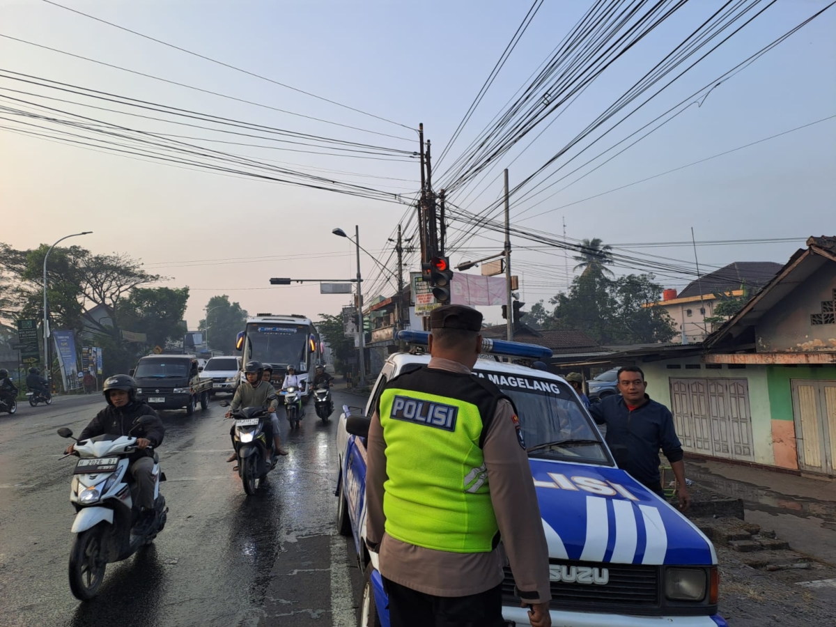 Petugas Kepolisian Polresta Magelang bersama Satlantas Polresta Magelang saat evakuasi kendaraan terlibat kecelakaan karambol di Semen Salam Magelang (14/7/2026)