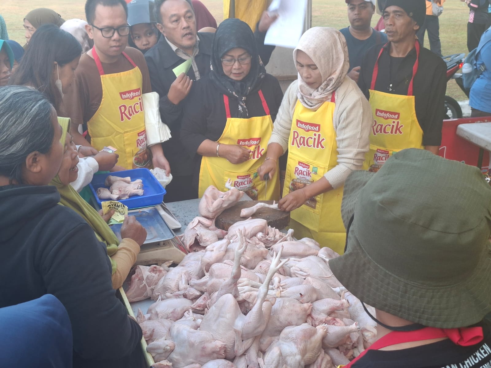 Dijual Rp28 Ribu per Kg, Bazar Daging Ayam di Magelang Dipadati Ratusan Warga