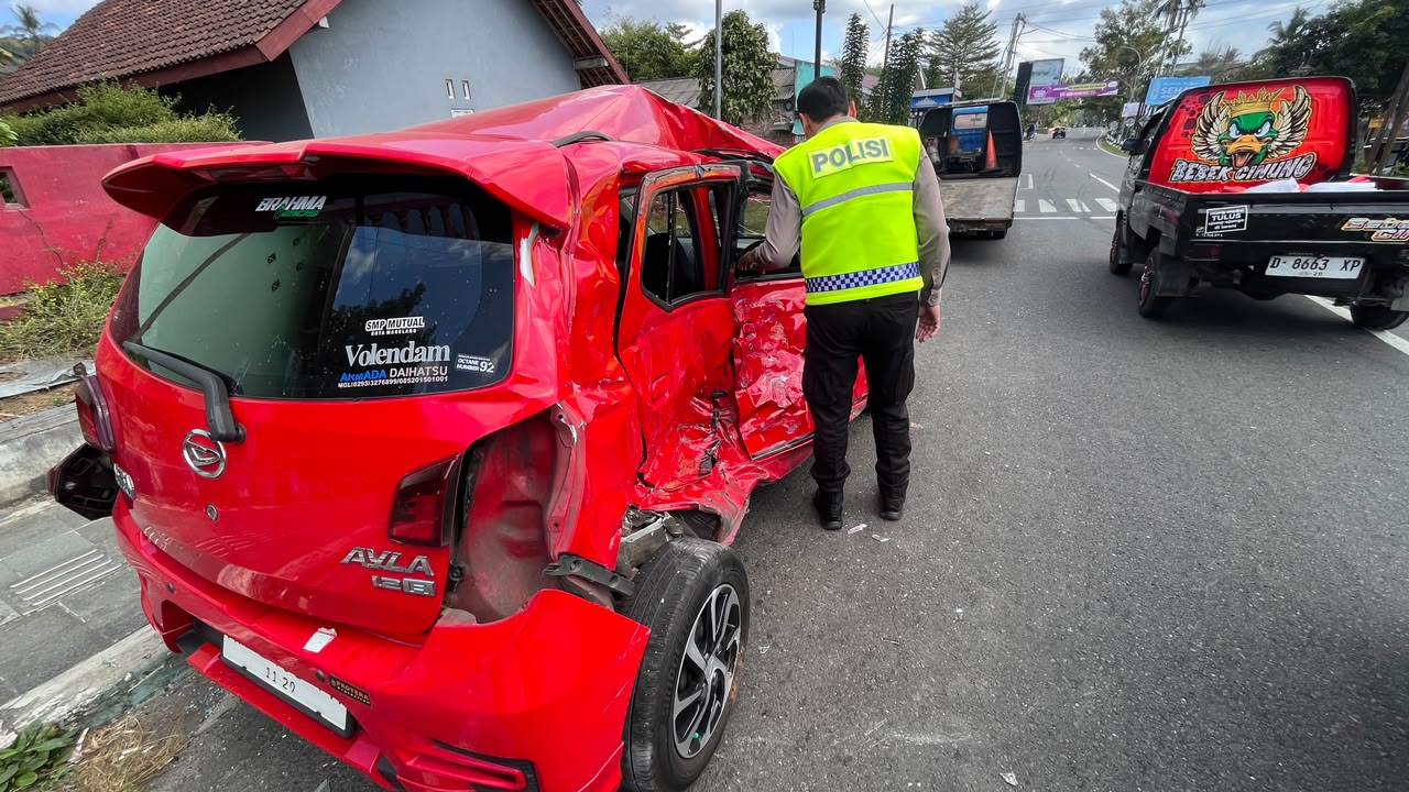 Hendak Putar Balik, Daihatsu Ayla Tertabrak Truk di Borobudur Magelang, Pengemudi Meninggal