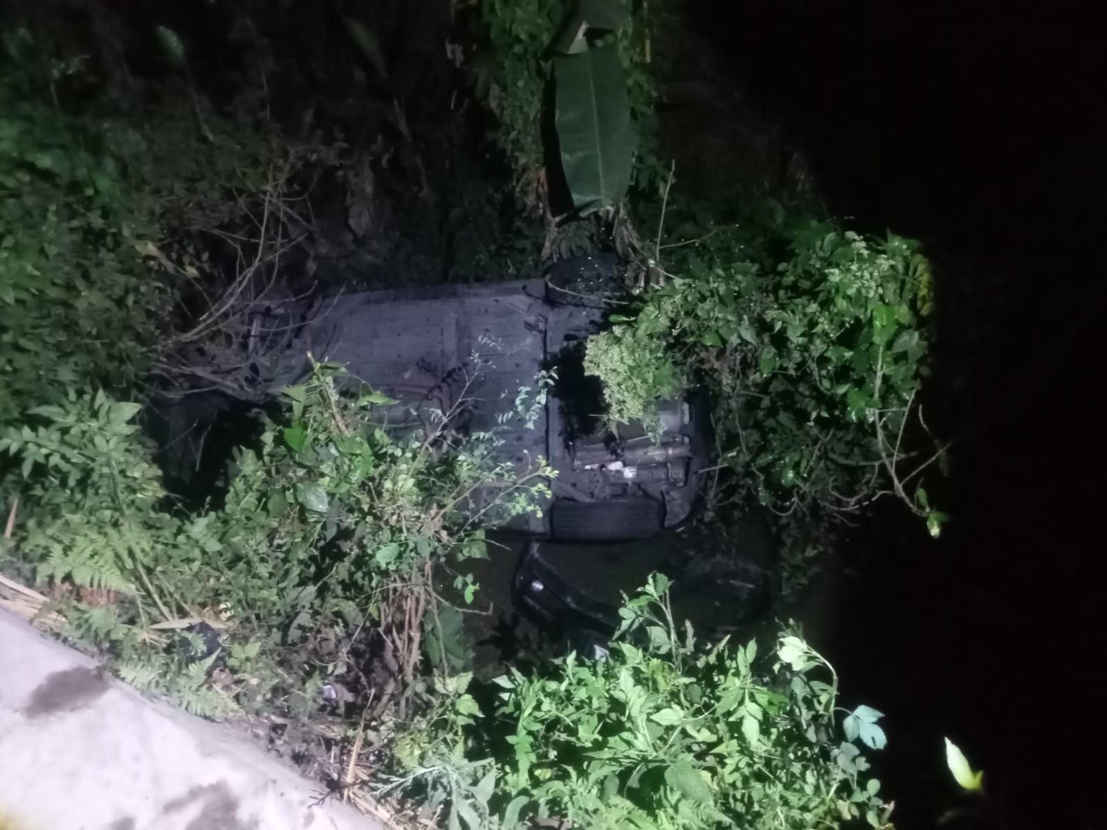 Mobil dan Motor Masuk Tebing di Tanjakan Gimblah Magelang, 3 Orang Jadi Korban