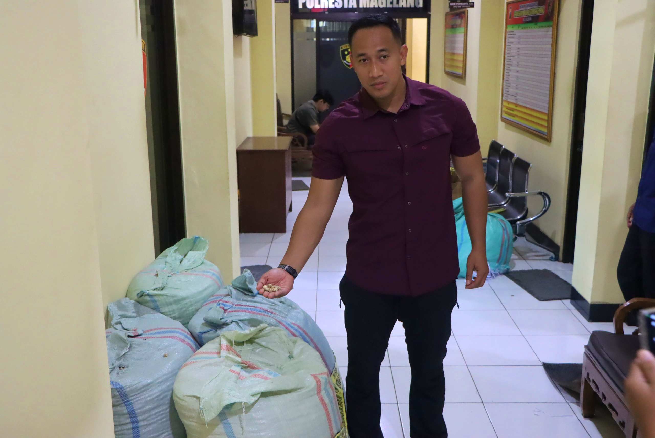 Kasi Humas Polresta Magelang saat menunjukan Barang Bukti Pencurian Kapulaga dalam karung