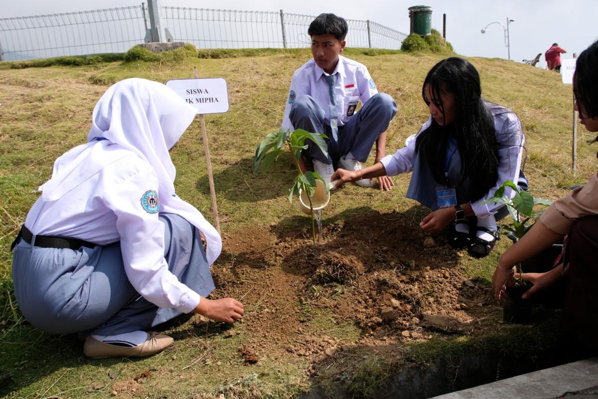 MPLS Edukatif SMK Bhumi Phala Temanggung, Gelar Fun Camp di Embung Bansari dan Bagikan Bibit Kopi ke Petani