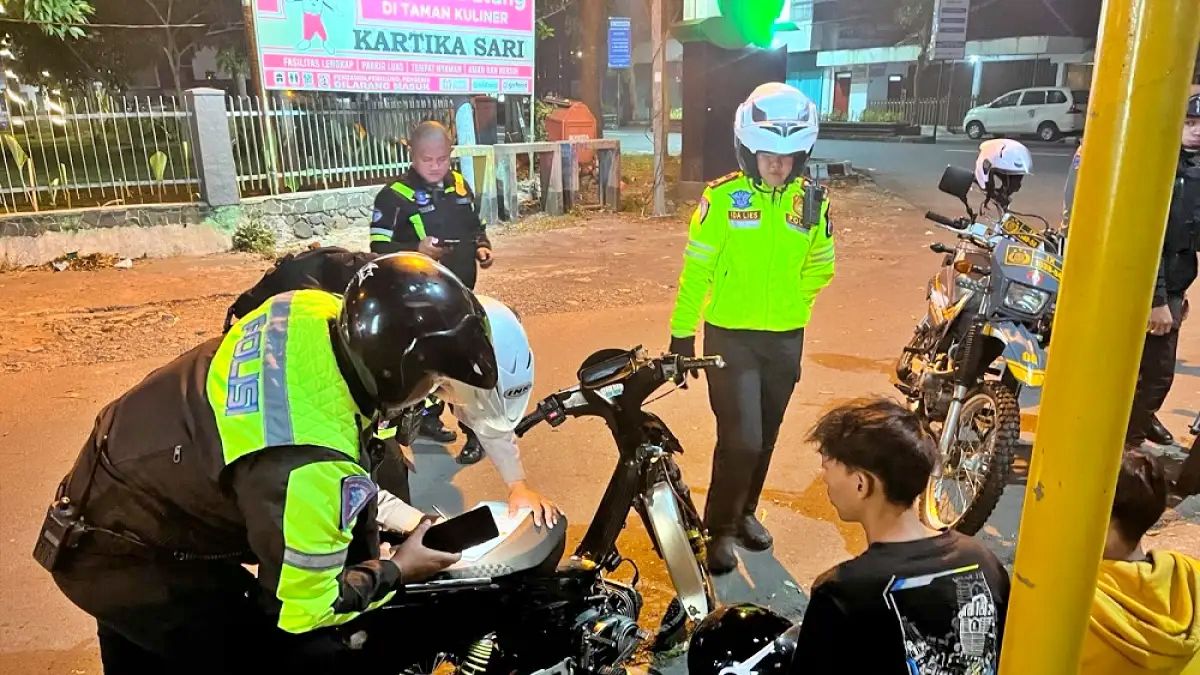 Polisi melakukan penindakan terhadap 16 pelanggar lalu lintas termasuk balap liar di kawasan alun-alun.