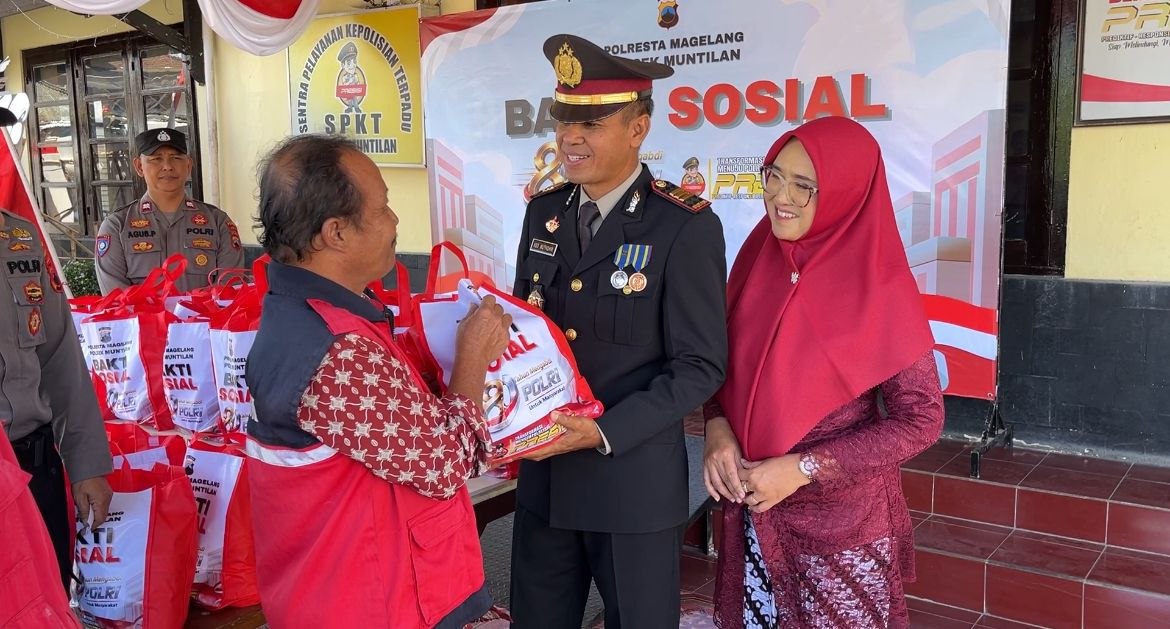 Warga Muntilan Terharu, Polsek Datang Bawa Bantuan Sembako di Momen HUT Bhayangkara ke-80