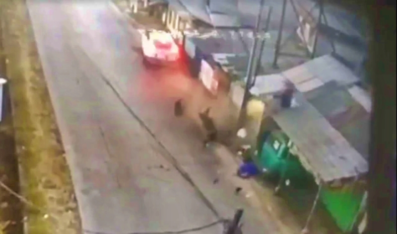 Rekaman CCTV sebuah mobil menabrak seorang bapak dan putrinya saat antar sekolah di Serang, Banten. Foto Tangkapan Layar Video