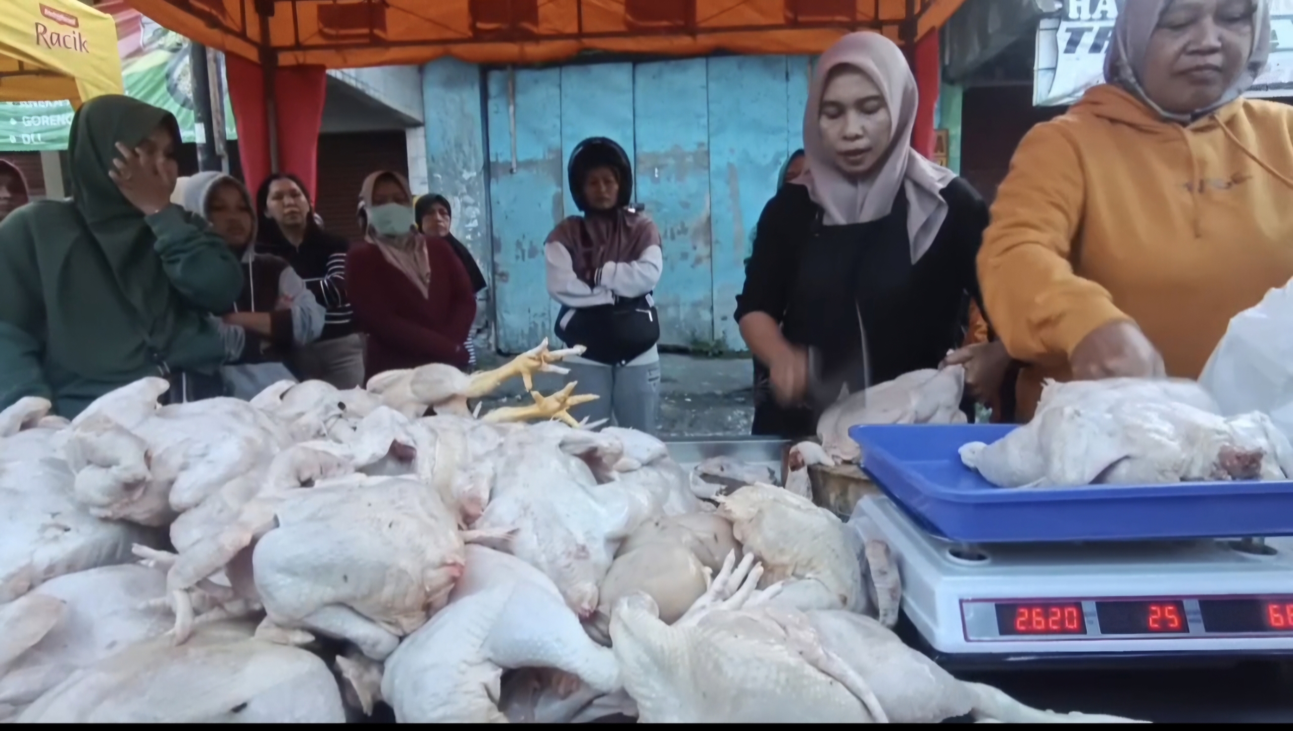 Ratusan Warga Serbu Bazar Murah Daging Ayam di Muntilan Magelang
