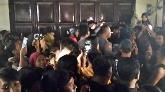 Viral Rumah ASN di Tanjungbalai Digeruduk Warga karena Kasus Pelecehan ke Anak_foto tangkapan video viral