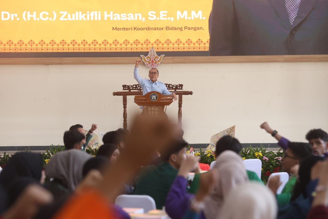 Dr. (H.C.) Zulkifli Hasan, S.E., M.M., Menteri Koordinator Bidang Pangan Republik Indonesia, menjadi Keynote Speaker dengan membawakan materi "Pengantar Kebijakan Pangan dan Pembangunan Nasional" pada kegiatan Musyawarah Nasional BEM SI XIX 2026 di Kampus Universitas Politeknik Negeri Semarang
