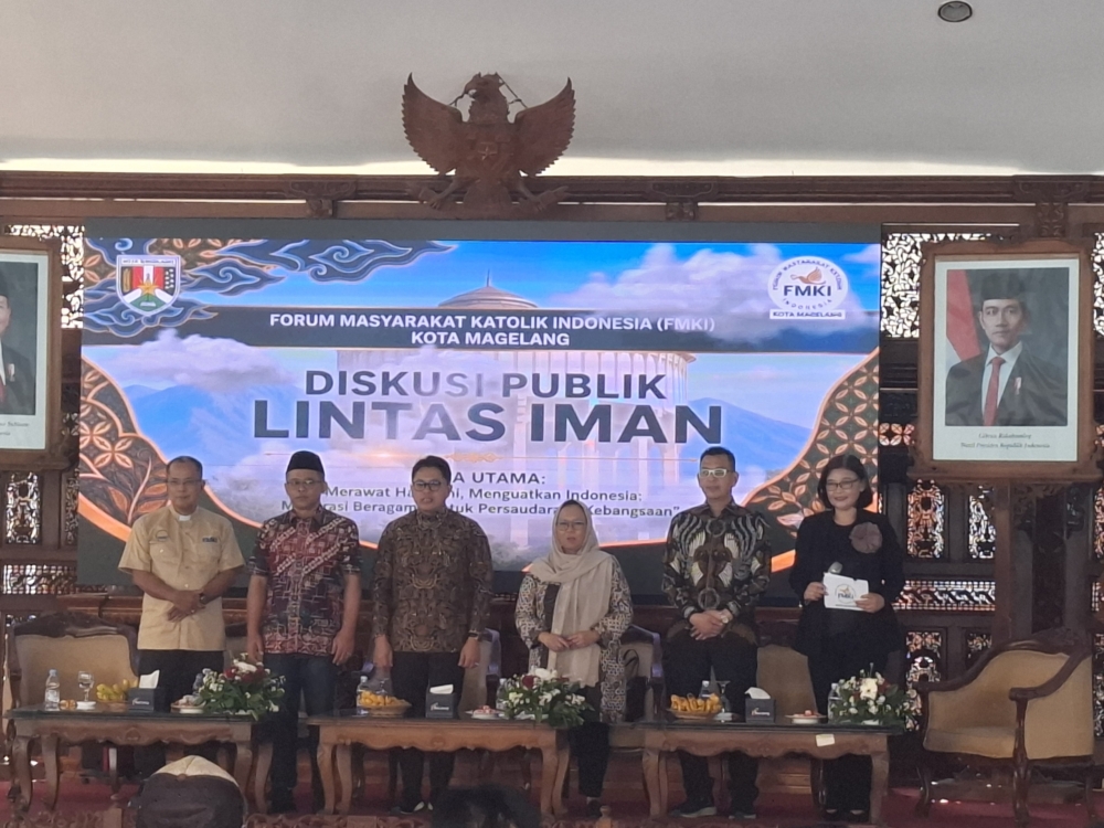 FMKI Kota Magelang menggelar Diskusi Publik Lintas Iman dengan tema "Merawat Harmoni, Menguatkan Indonesia: Moderasi Beragama untuk Persaudaraan Kebangsaan", di Pendopo Pengabdian, Kompleks Rumah Dinas Wali Kota Magelang, Minggu (9/8/2026). (foto: mta)