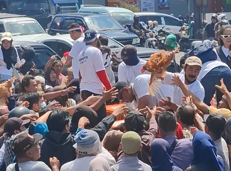 Keluhkan Harga Pakan dan Telur, Peternak Magelang Gelar Aksi Damai Bagikan 2.000 Ayam