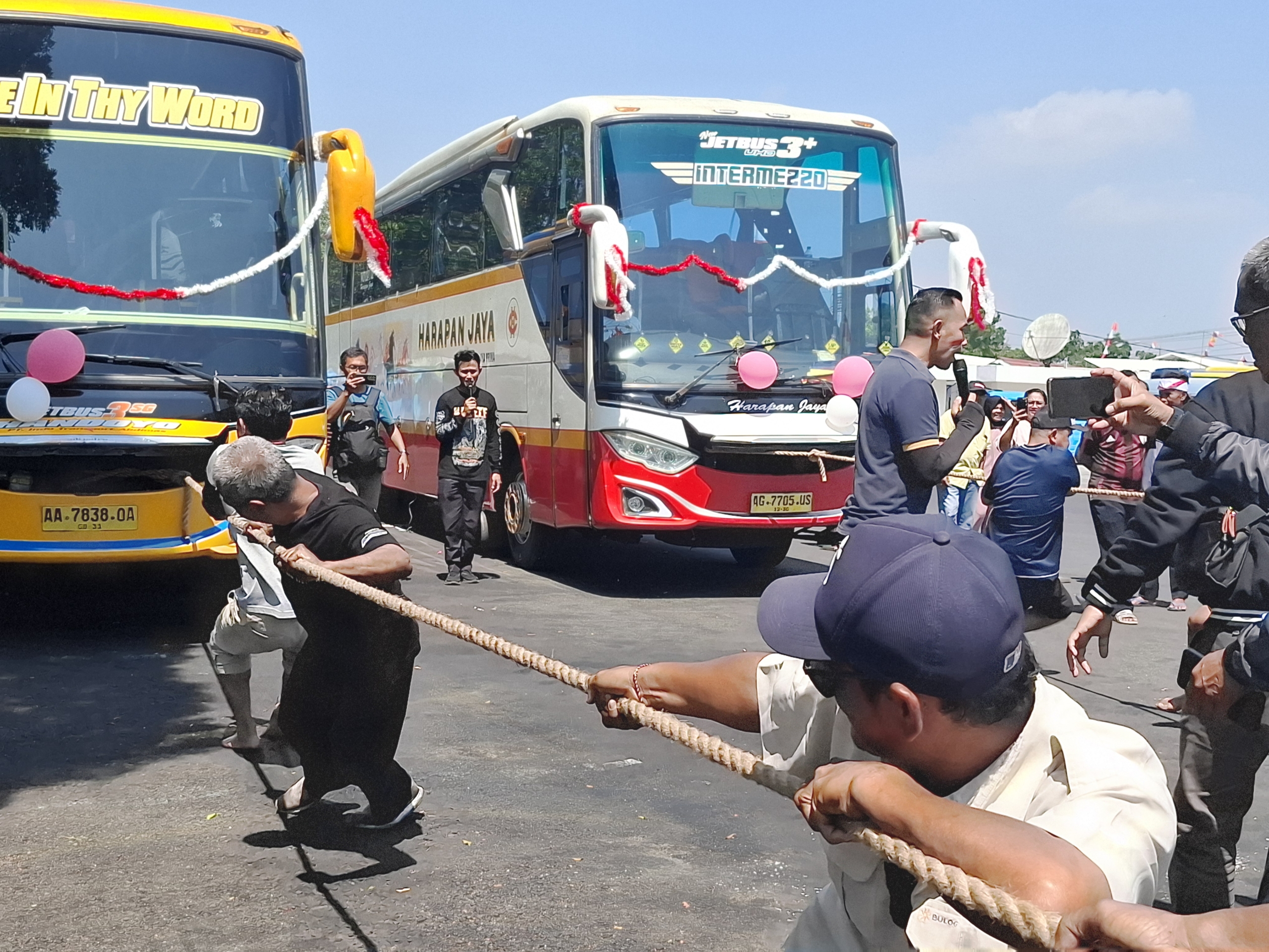 Meriahkan HUT ke-81 RI, Terminal Tidar Magelang Gelar Lomba Tarik Bus