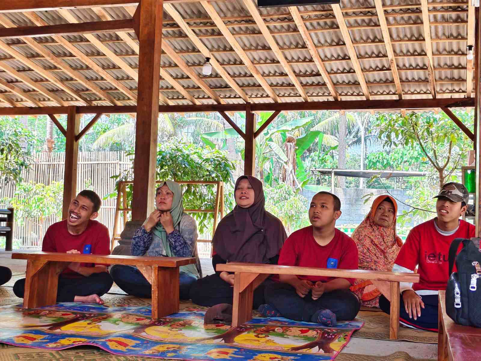 Anak Disabilitas Dilatih Kumpulkan dan Memilah Sampah