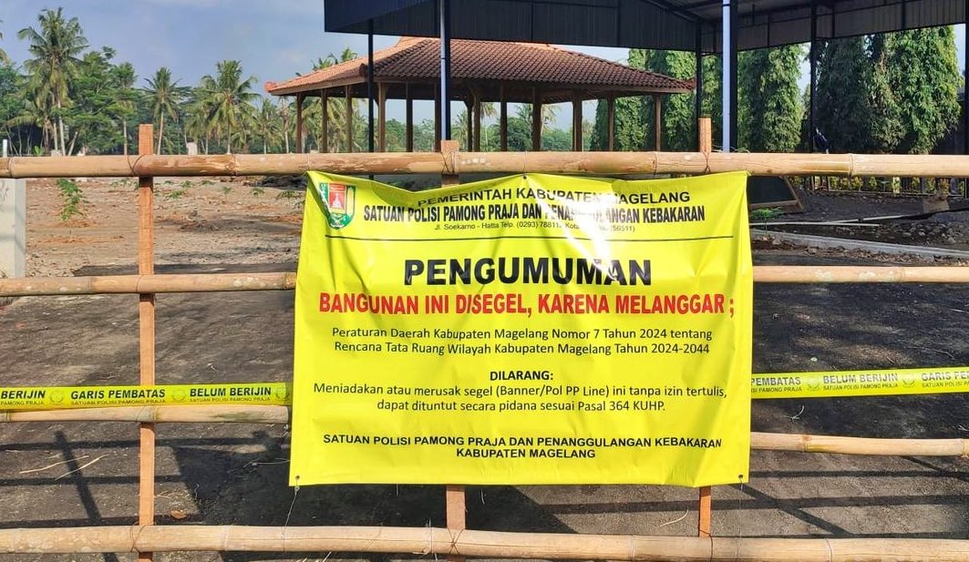 Bakal tempat pencucian mobil yang disegel oleh Satpol PP Kabupaten Magelang_foto Kompas