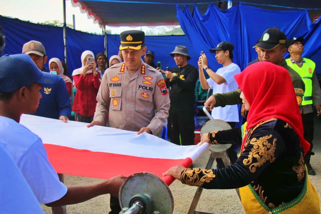 Bendera Merah Putih 1.000 Meter Diturunkan dari Gunung Andong, Disambut Meriah Warga