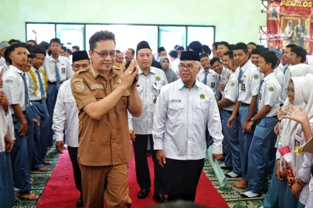 Bupati Magelang Grengseng Pamuji saat menghadiri sekaligus memberikan arahan pada kegiatan Pemilos di MAN 1 Magelang.