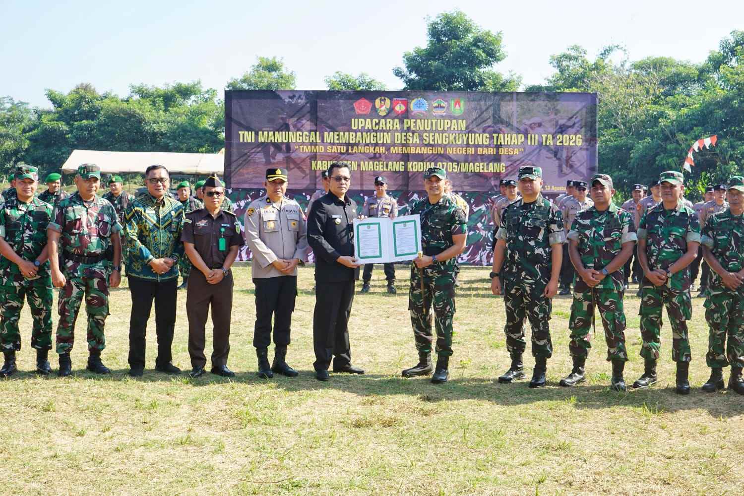 Bupati Magelang didampingi Jajaran Forkopimda saat menutup Kegiatan TMMD di Desa Girikulon.