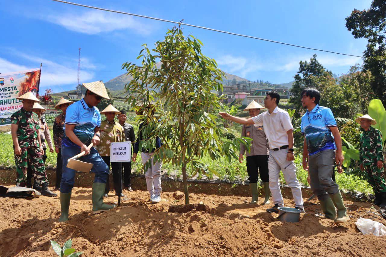 Cegah Karhutla di Musim Kemarau, Dit Intelkam Polda Jateng Tanam 1.000 Pohon Kopi di Lereng Gunung Sumbing Magelang