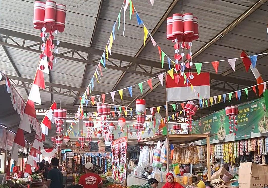 Kreativitas Pedagang Pasar Rejowinangun Sambut Kemerdekaan