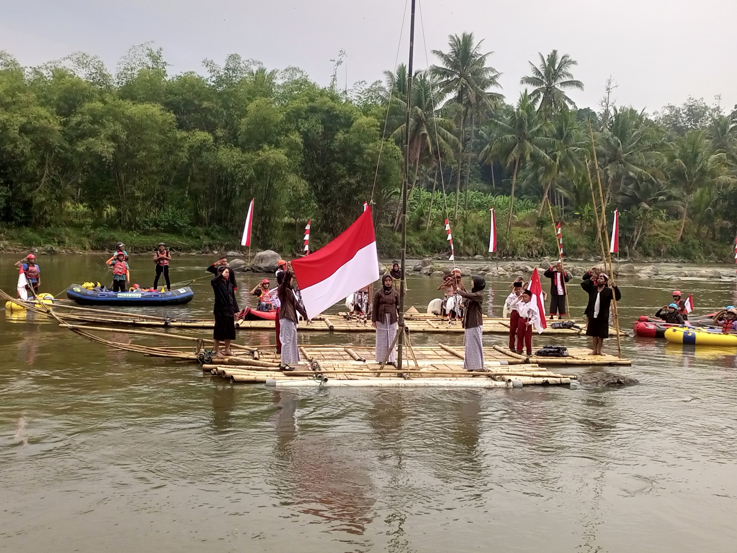 Unik, Warga Sambeng Magelang Gelar Upacara Kemerdekaan di Atas Getek