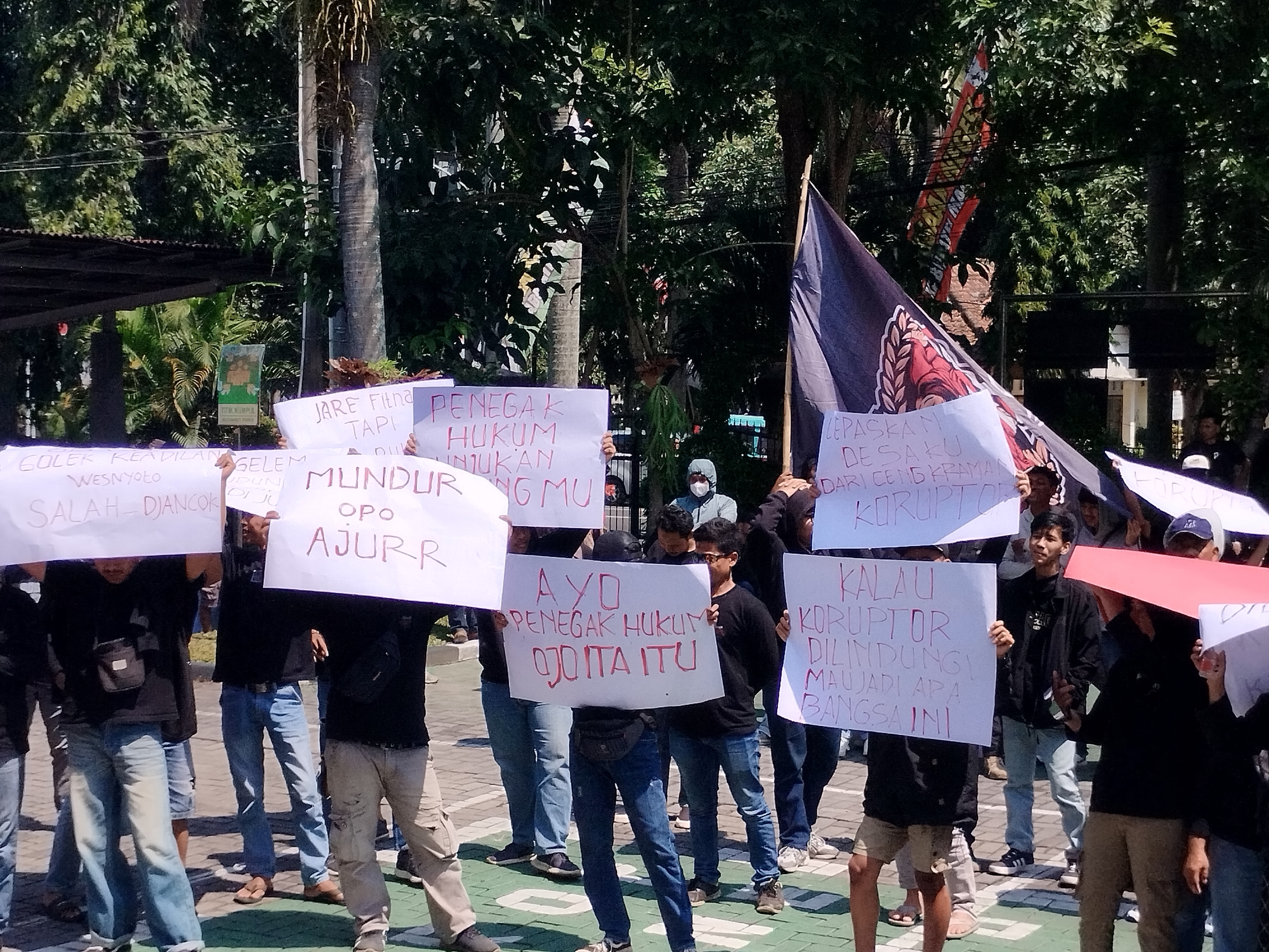 Geruduk Kejari! Warga Wonogiri Kajoran Tagih Kepastian Kasus Dugaan Korupsi Kades