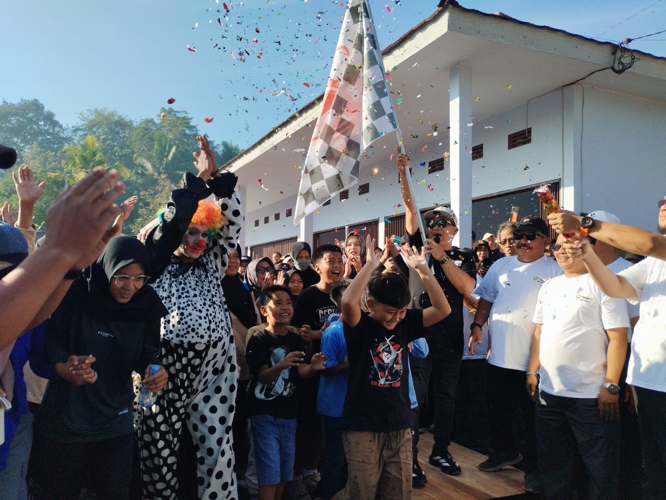 Banjir Doorprize! 4.000 Warga Ngluwar Ramaikan Jalan Sehat Bersama Catur Hardono
