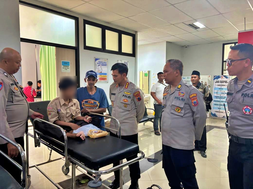 Kapolresta Magelang Kombes Pol. Edy Bagus Sumantri, S.I.K. bersama jajarannya turun langsung ke pusat medis cek siswa siswa yang diduga keracunan MBG