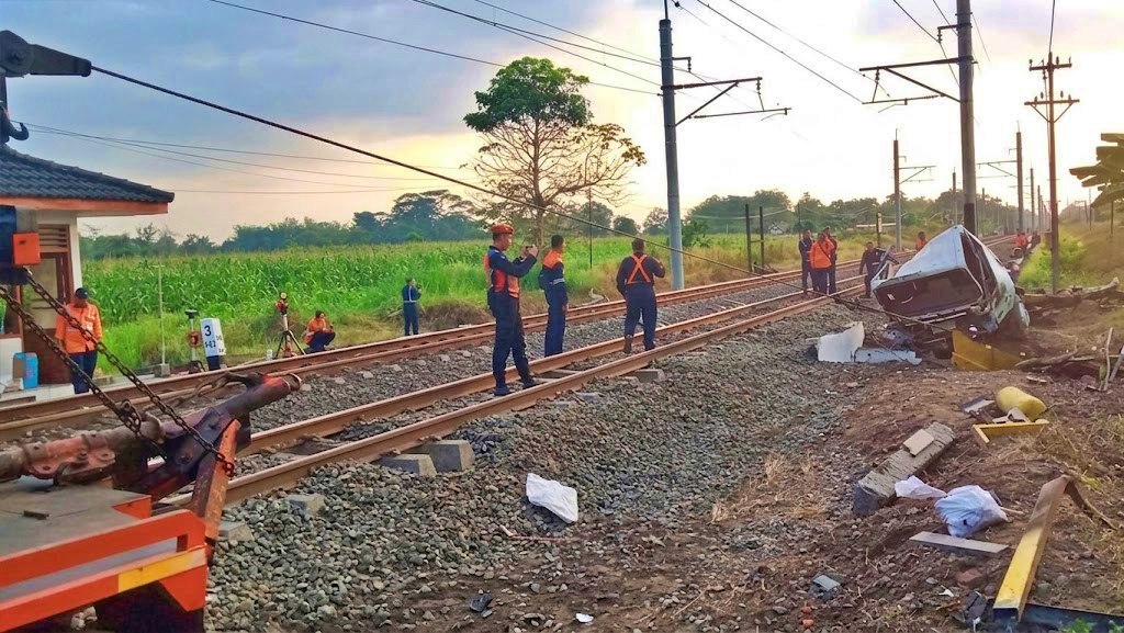 Kereta Api Malabar Sambar Truk Muatan pasir yang mogok di perlintasan