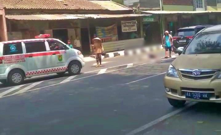 Mobil Ambulans Tiba saat hendak evakuasi korban kecelakaan di Tempuran Magelang