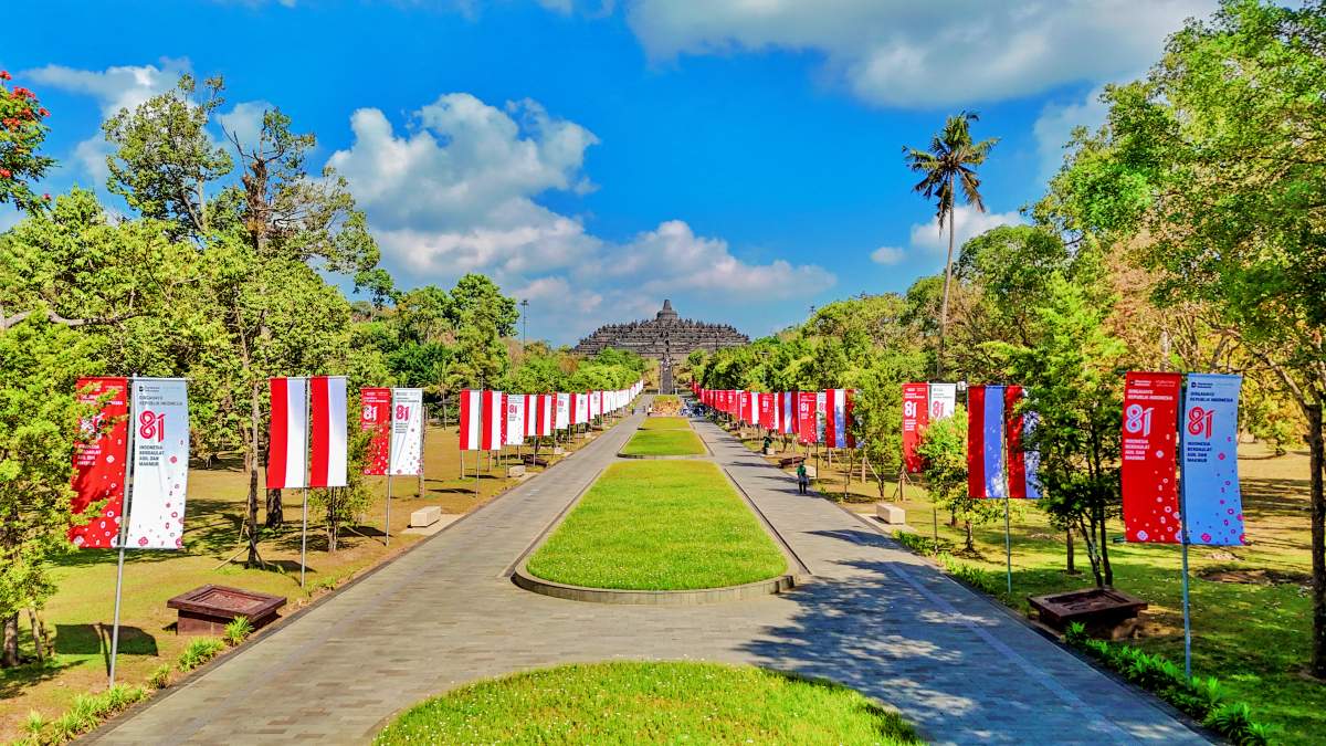 Nuansa HUT RI ke 81 di Candi Borobudur