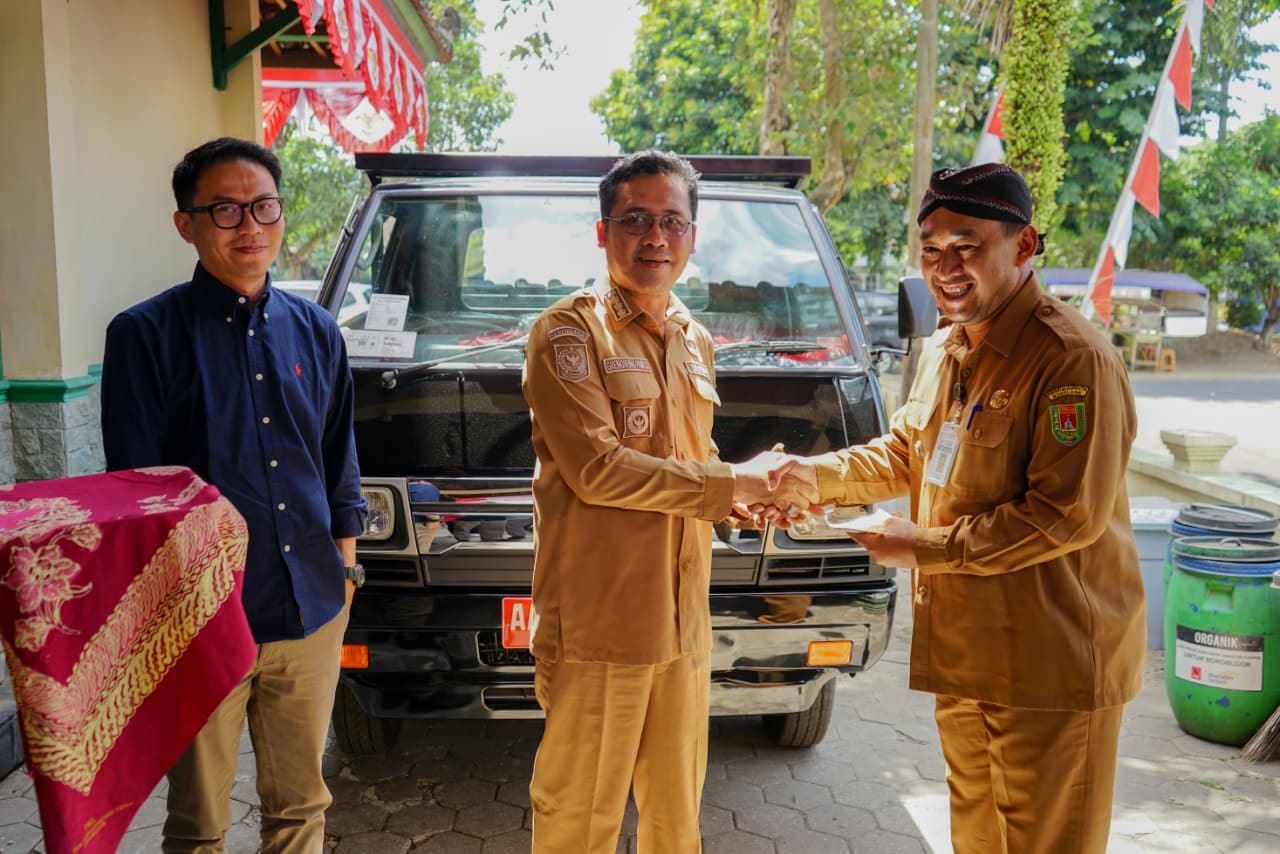 Perkuat Pengelolaan Sampah, Desa Borobudur Terima Bantuan Kendaraan.