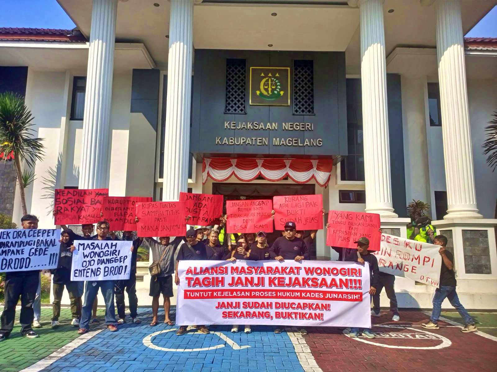 Perwakilan Warga Desa Wonogiri Kajoran Kembali Datangi Kejaksaan Negeri Kabupaten Magelang_21_8_2026