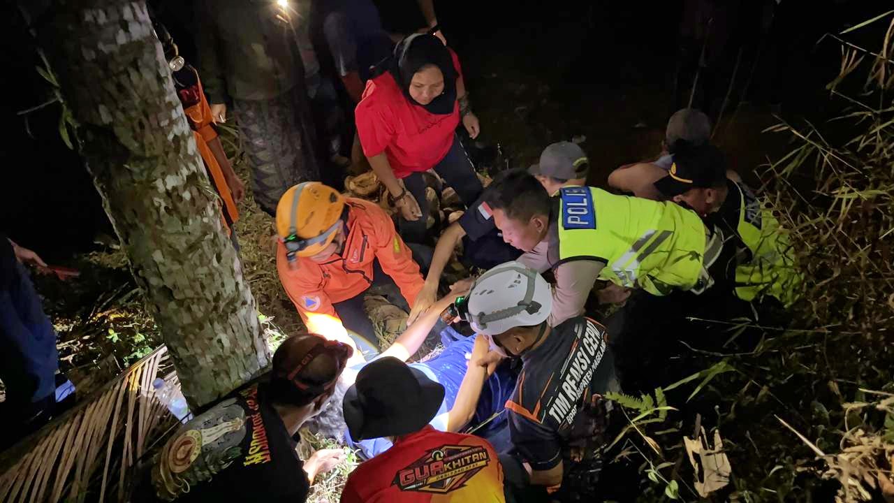 Petugas dan warga evakuasi korban kecelakaan truk masuk jurang di Kajoran Magelang