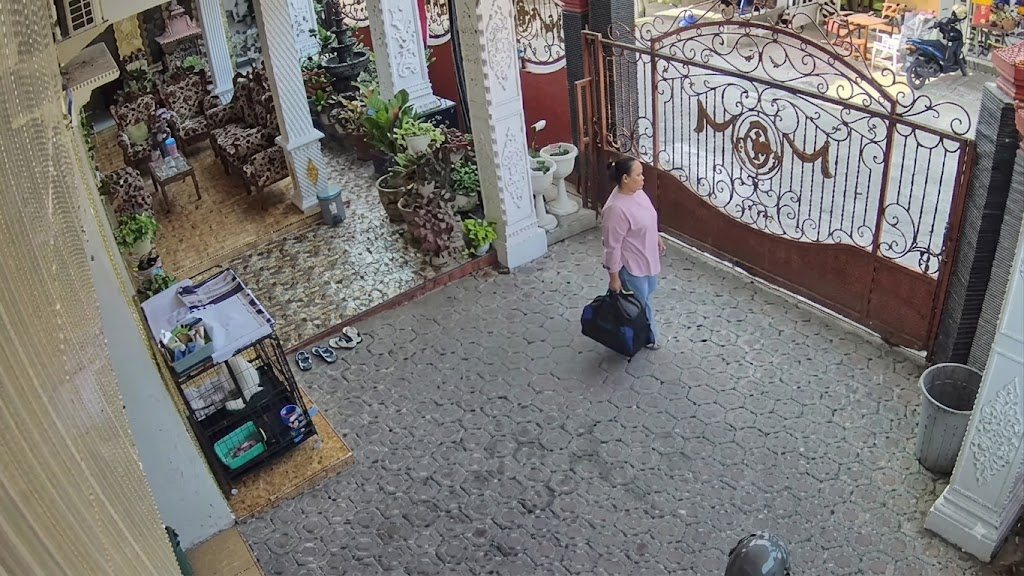 Tangkapan layar video CCTV pelaku ART yang mencuri uang dan emas majikan lansia di Magelang_Foto diperjelas gunakan AI