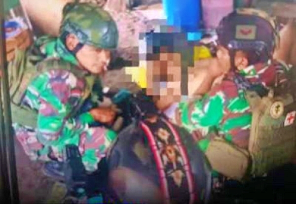 Tankapan layar video prajurit TNI mengevakuasi rekannya yang terluka dalam kontak tembak dengan OPM di Jila_foto AFU ID