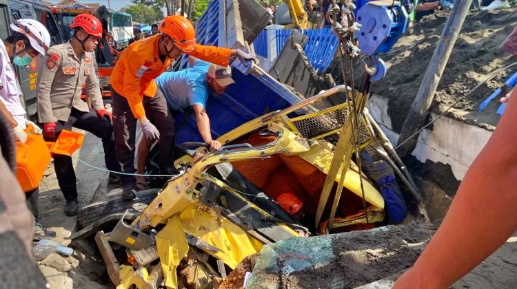 Tim Unit Siaga SAR Sleman bersama tim SAR gabungan saat mengevakuasi korban yang terjepit di dalam kabin truk akibat kecelakaan di Jalan Magelang Km 14,5 Sabtu 29 Agustus 2026