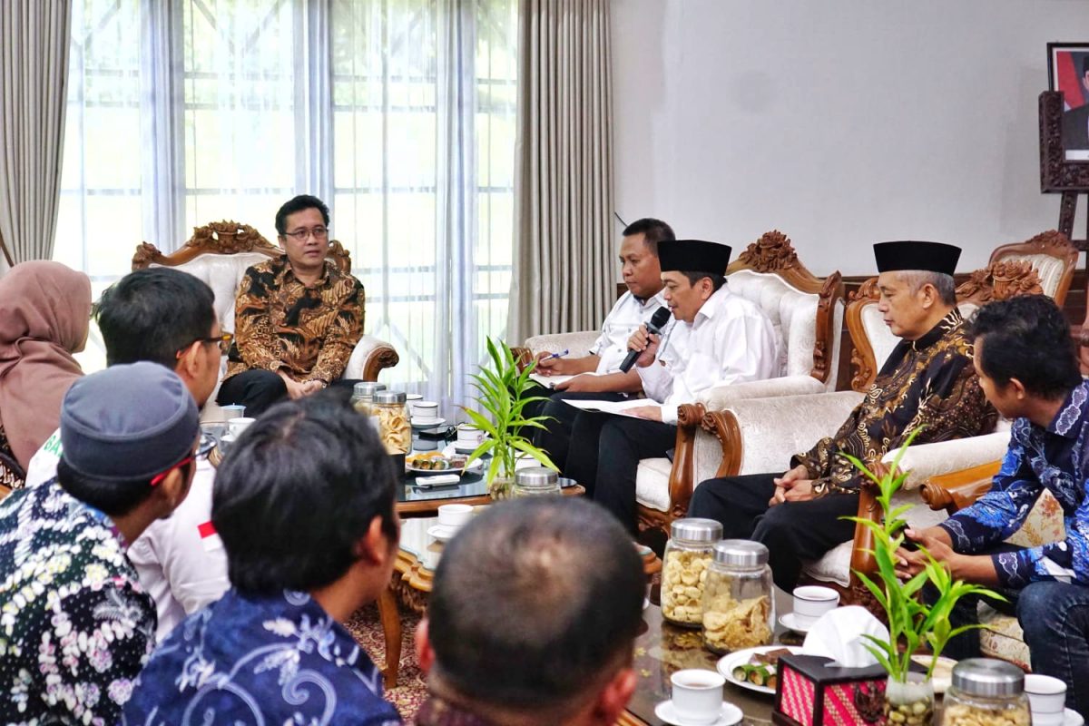 Bupati Magelang Grengseng Pamuji saat menghadiri FGD Program Lumbung Pangan Padi dan Cabai BAZNAS RI yang berlangsung di Rumah Dinas Bupati Magelang.
