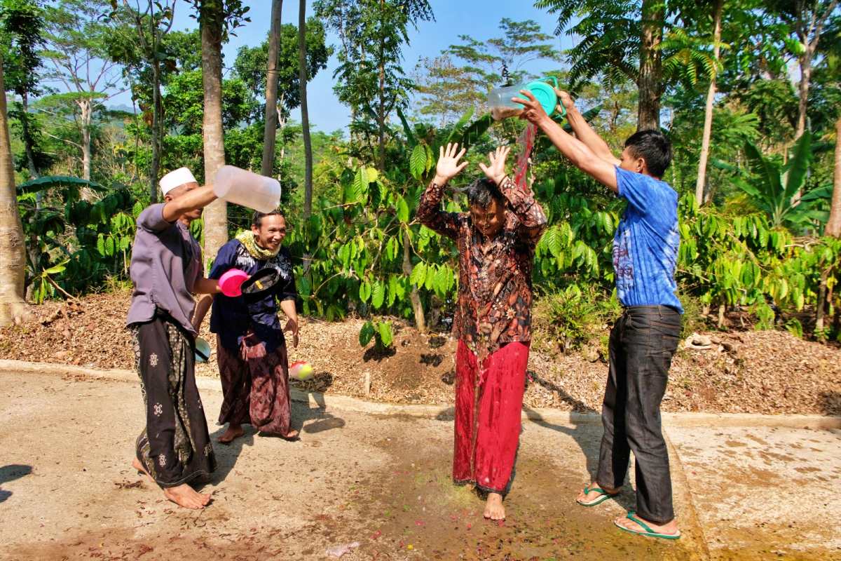 Gelar Tradisi Perang Cendol Dawet di Kebun Kopi, Warga Gemawang Temanggung Gelar Salat Istisqa dan Doa Minta Hujan