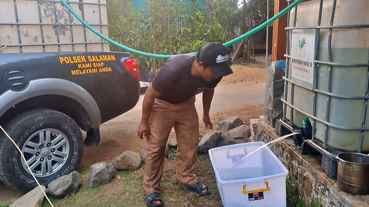 Hadapi Kemarau, Polsek Salaman Distribusikan 2.000 Liter Air Bersih ke Warga Demangan
