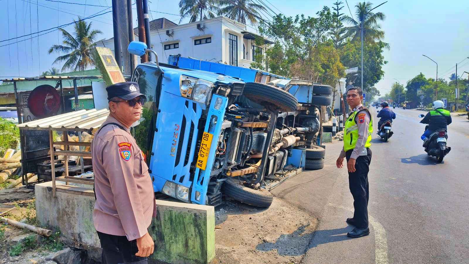 Kecelakaan di Jalan Palbapang-Mendut Mungkid, Truk Terguling Usai Tabrak Motor