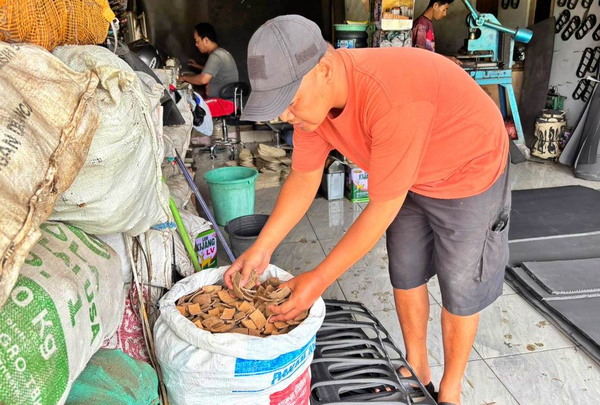 Limbah Batok Kelapa Jadi Cuan, Pengrajin Borobudur Kirim Produk hingga Dubai