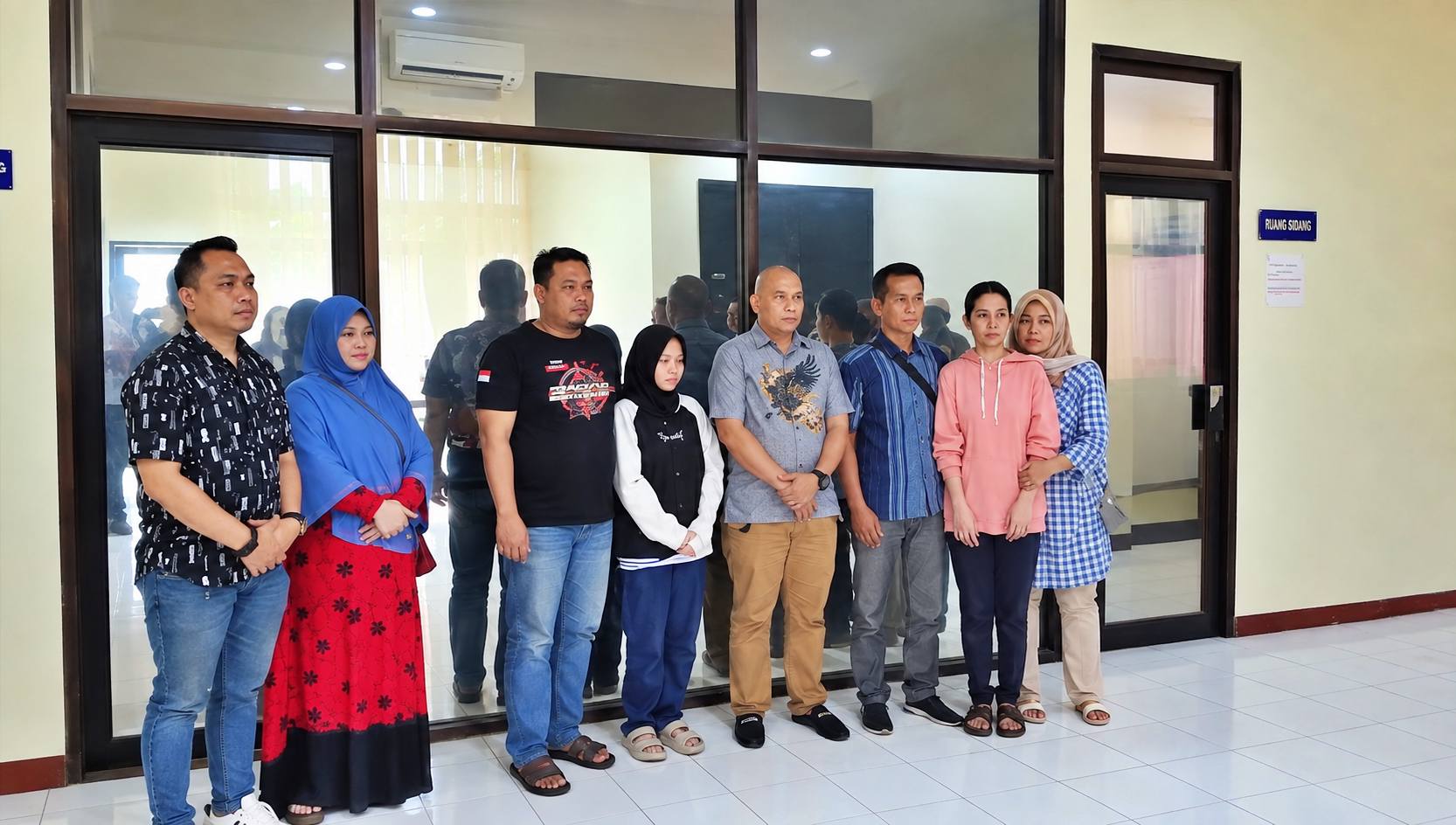 Penyerahan Gadis yang hilang kepada keluarganya dilakukan di Gedung Ditressiber Polda Jawa Tengah