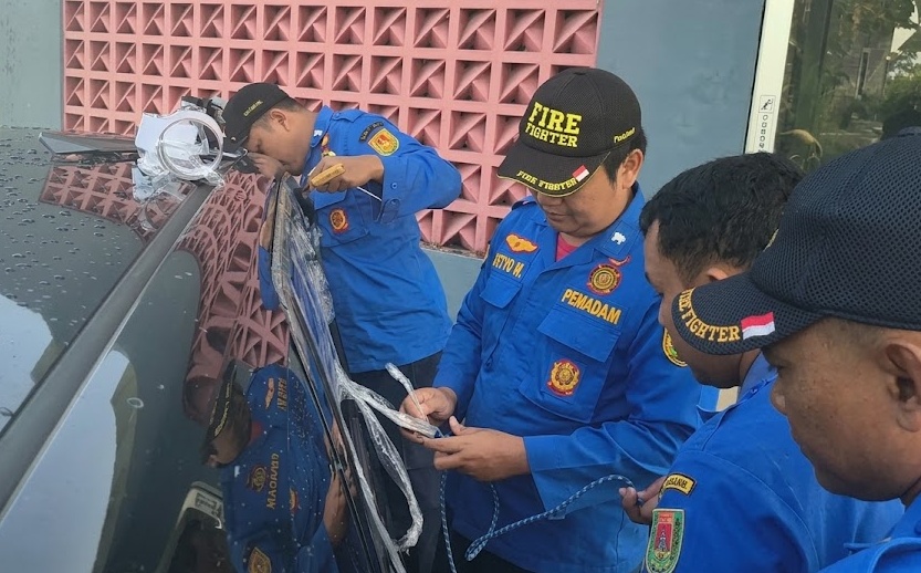 Petugas Damkar Kabupaten Magelang saat evakuasi Balita terjebak di dalam mobil