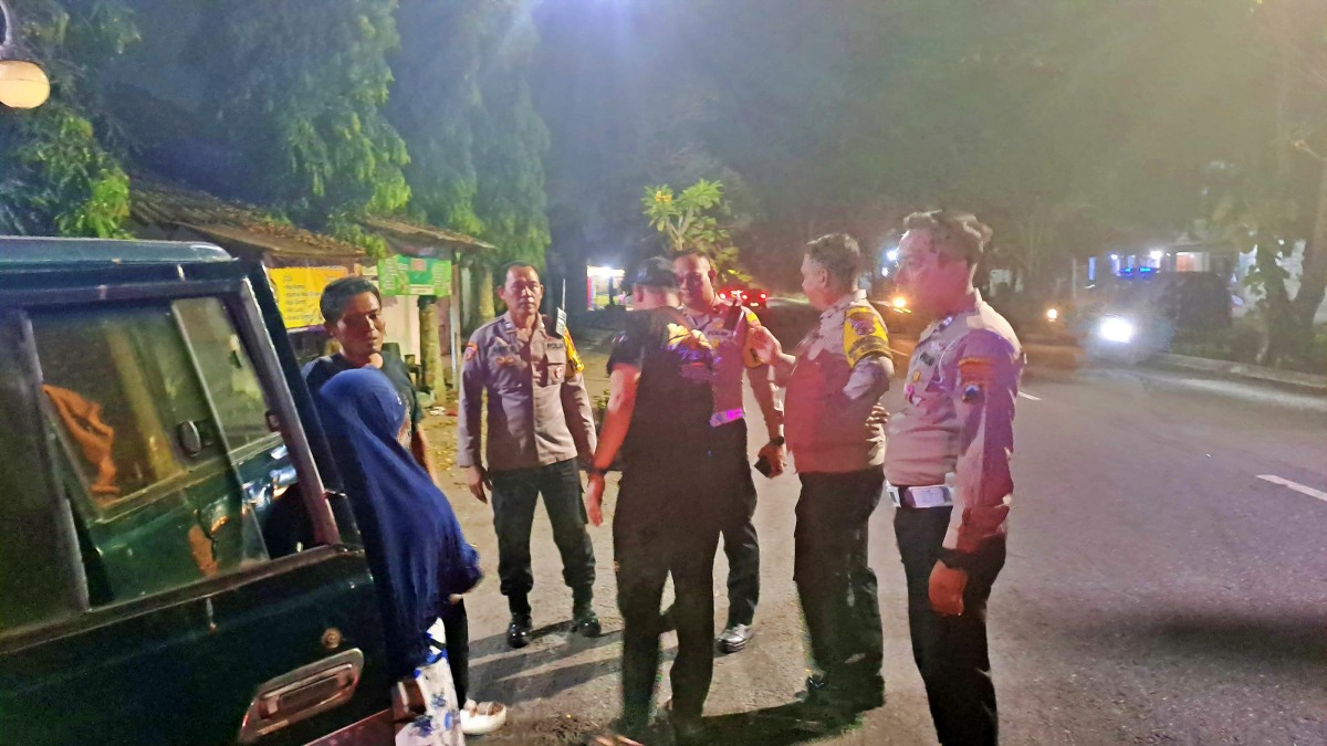 Petugas Polisi saat datangi TKP pengeroyokan pengemudi mobil oleh sekelempok pesepeda motor di Mertoyudan