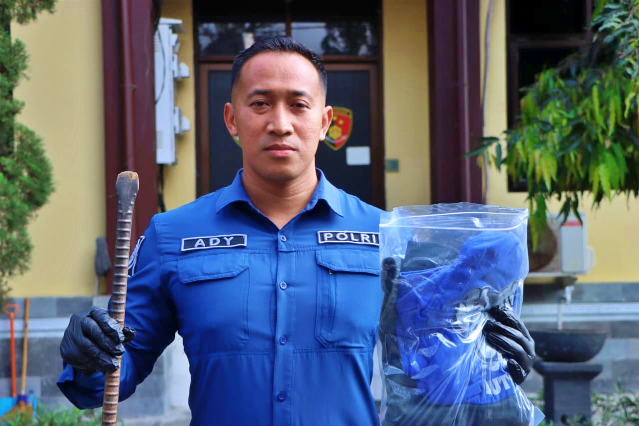 Polisi Menunjukan Barang Bukti Kasus Murid Menganiaya Guru di Kajoran Magelang