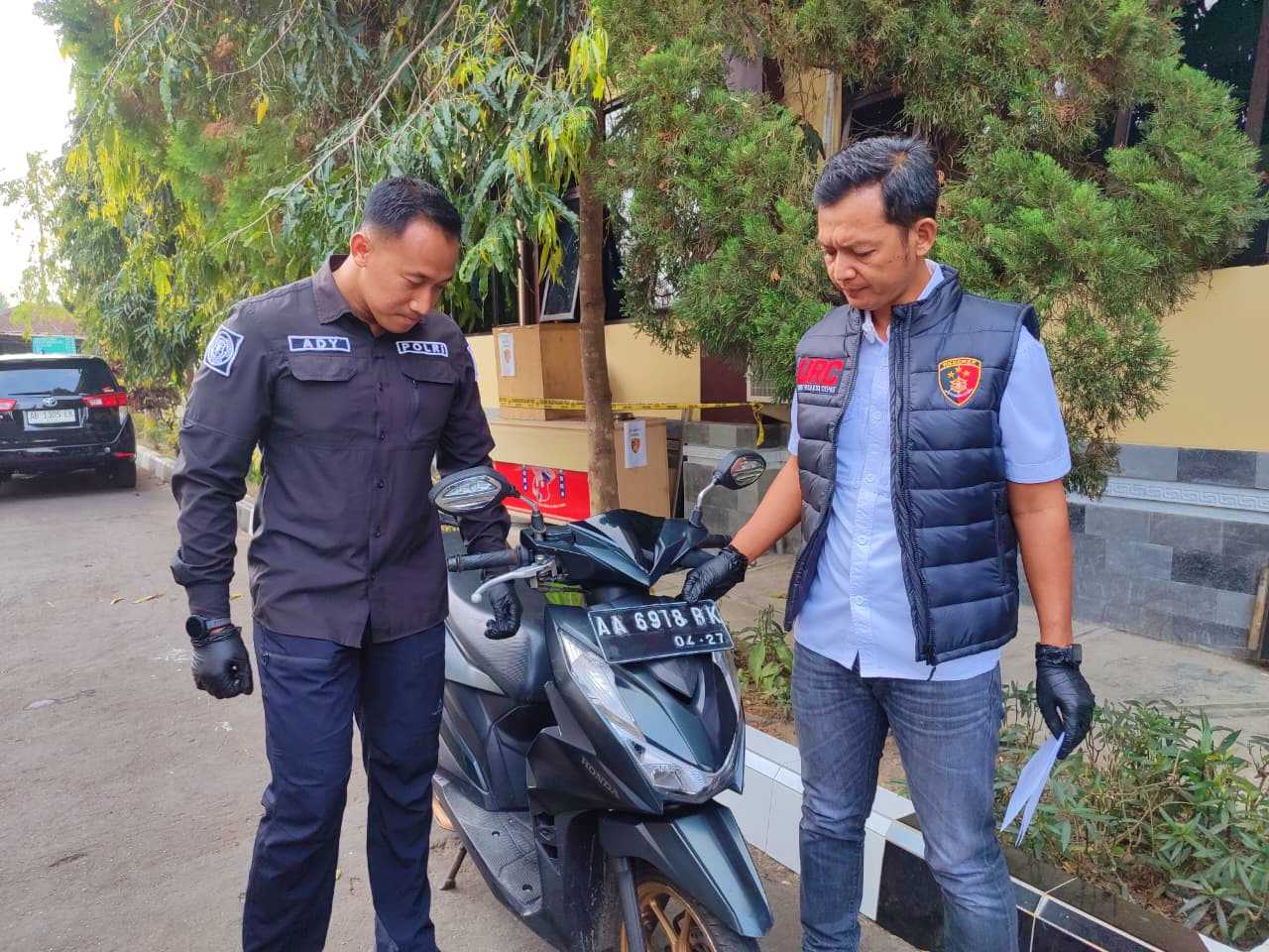Polisi saat menunjukan sepeda motor curian yang digunakan pelaku pembobol kotak amal di MagelangPolisi saat menunjukan sepeda motor curian yang digunakan pelaku pembobol kotak amal di Magelang