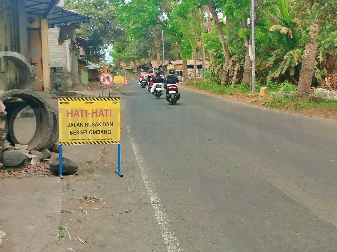 Salah satu ruas jalan di Muntilan Magelang yang rusak dampak dari proyek Jalan Tol Jogja Bawen