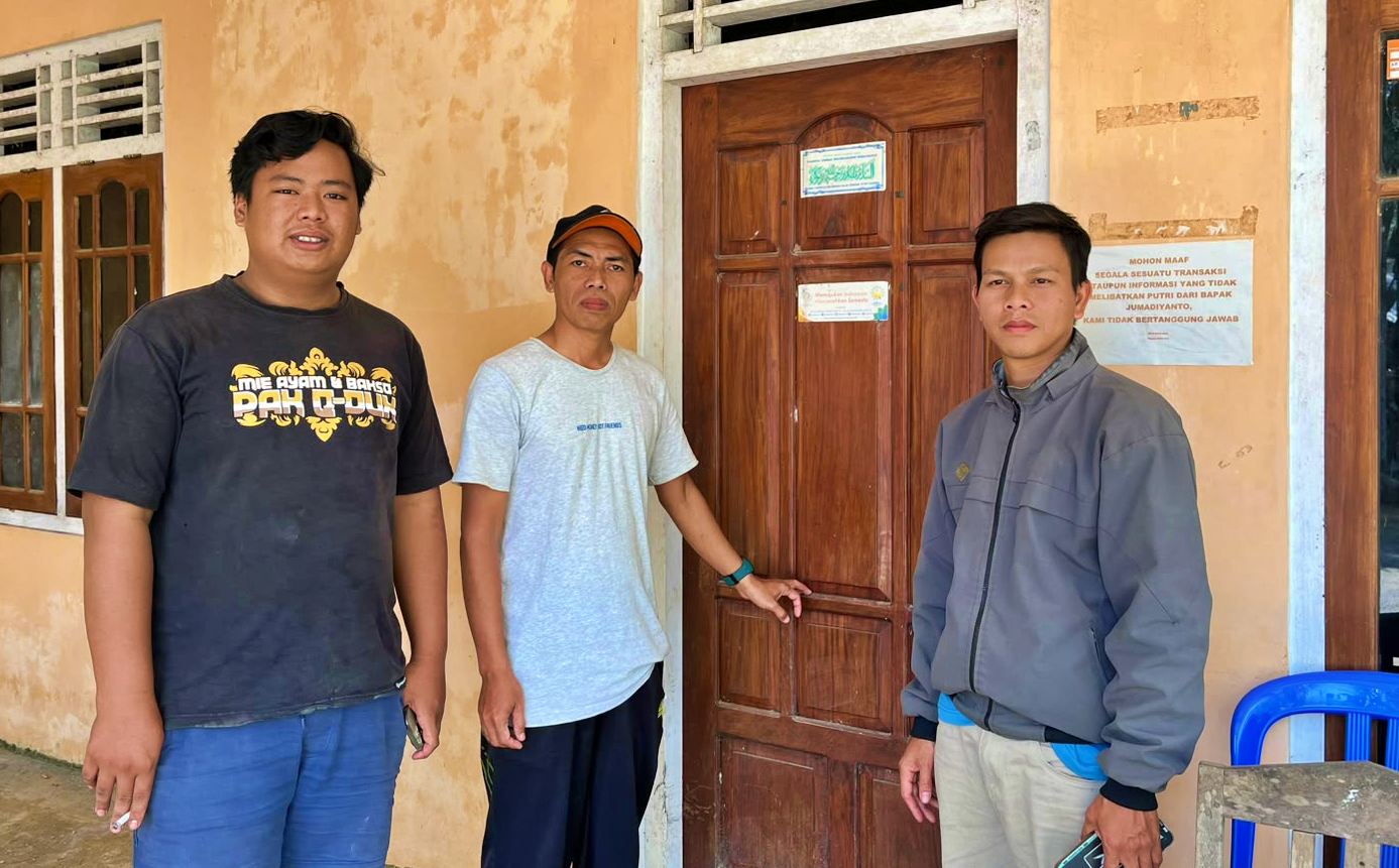 Sejumlah warga menunjukkan halaman depan rumah korban penganiayaan di Jarakan Barat Sambak Kajoran Magelang